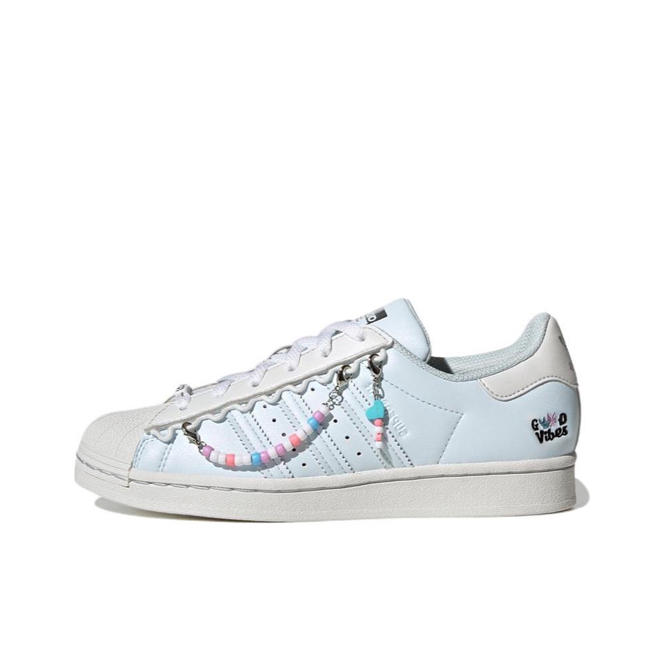 推荐商品：【宋雨琦同款】 adidas Originals Superstar 板鞋 轻便贝壳头薄底舒适百搭耐磨复古 吊坠/白色