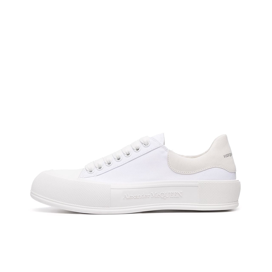 推荐商品：Alexander Mcqueen/亚历山大麦昆 Deck系列 时尚百搭 休闲运动 舒适轻便 防滑耐磨 牛皮圆头 板鞋 白色