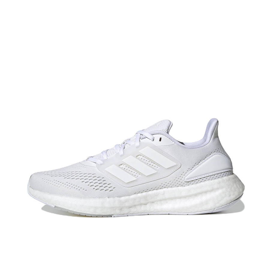 推荐商品：adidas Pureboost 22 跑鞋 网面舒适透气减震耐磨回弹运动织物随心畅跑短跑全掌支撑平跟圆头 白色