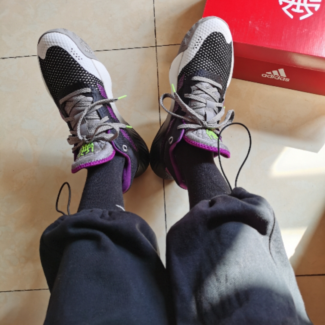 包裹性很强，防侧翻也很可以，鞋底厚实抓地