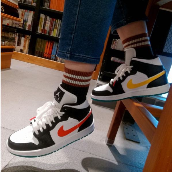 Air Jordan1 mid红黄彩勾