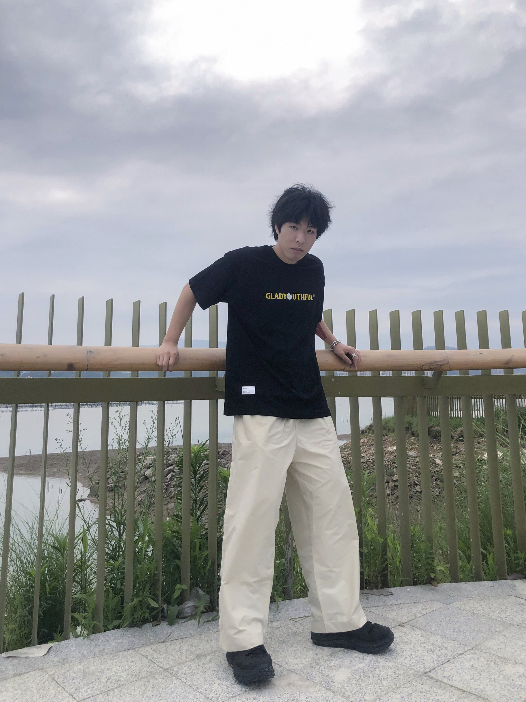 炎热的夏季来一套比较轻松的搭配吧