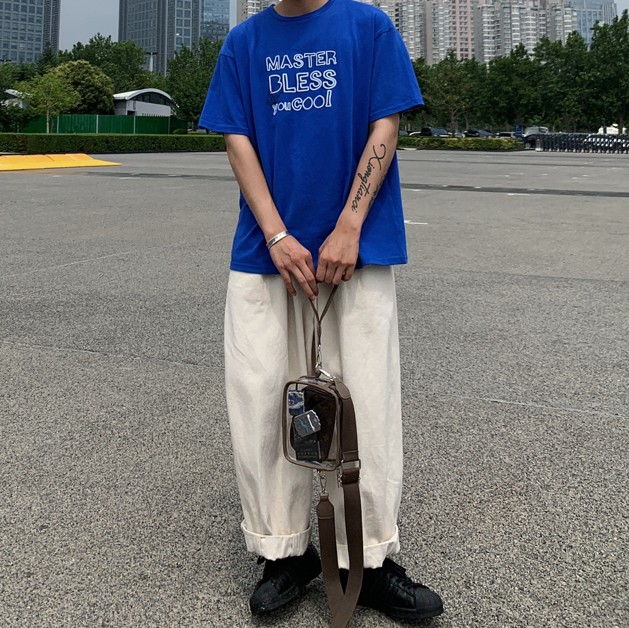 阿迪达斯贝壳头