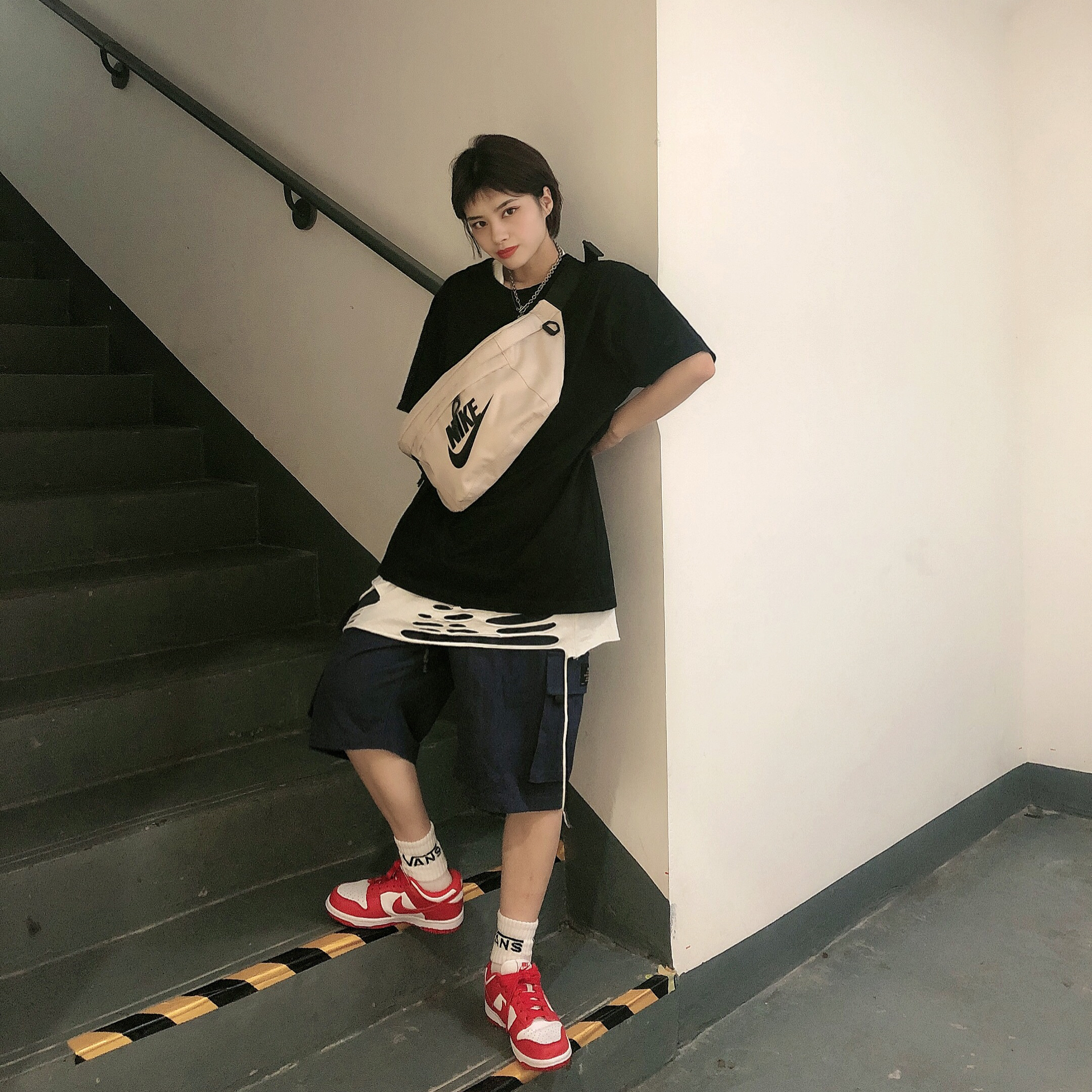一身黑穿搭要有点亮点 会更突出呀