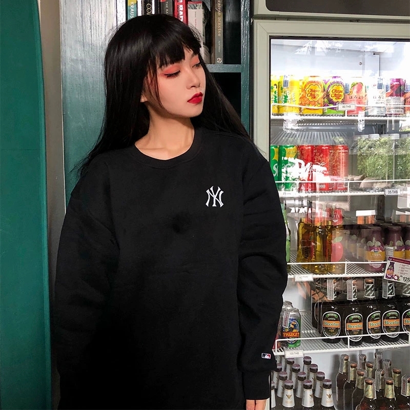 烟熏妆跟黑卫衣真是太配了
