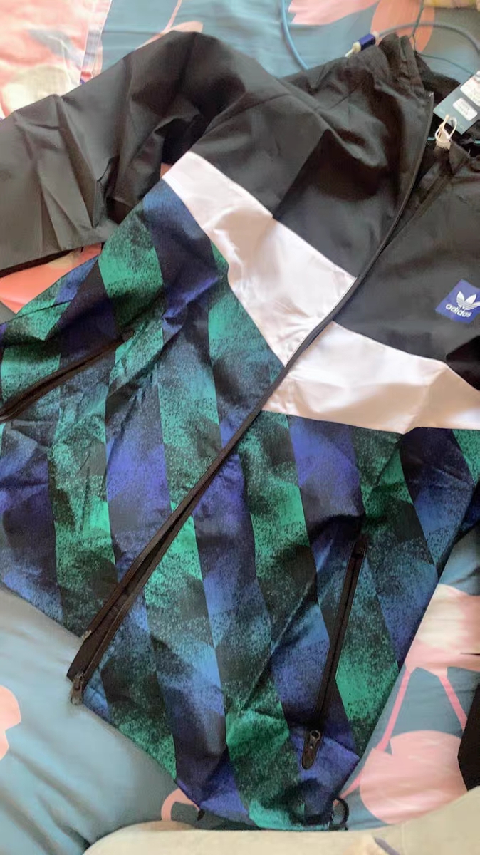 衣服非常好看，做工很好 不愧是正品。不错
