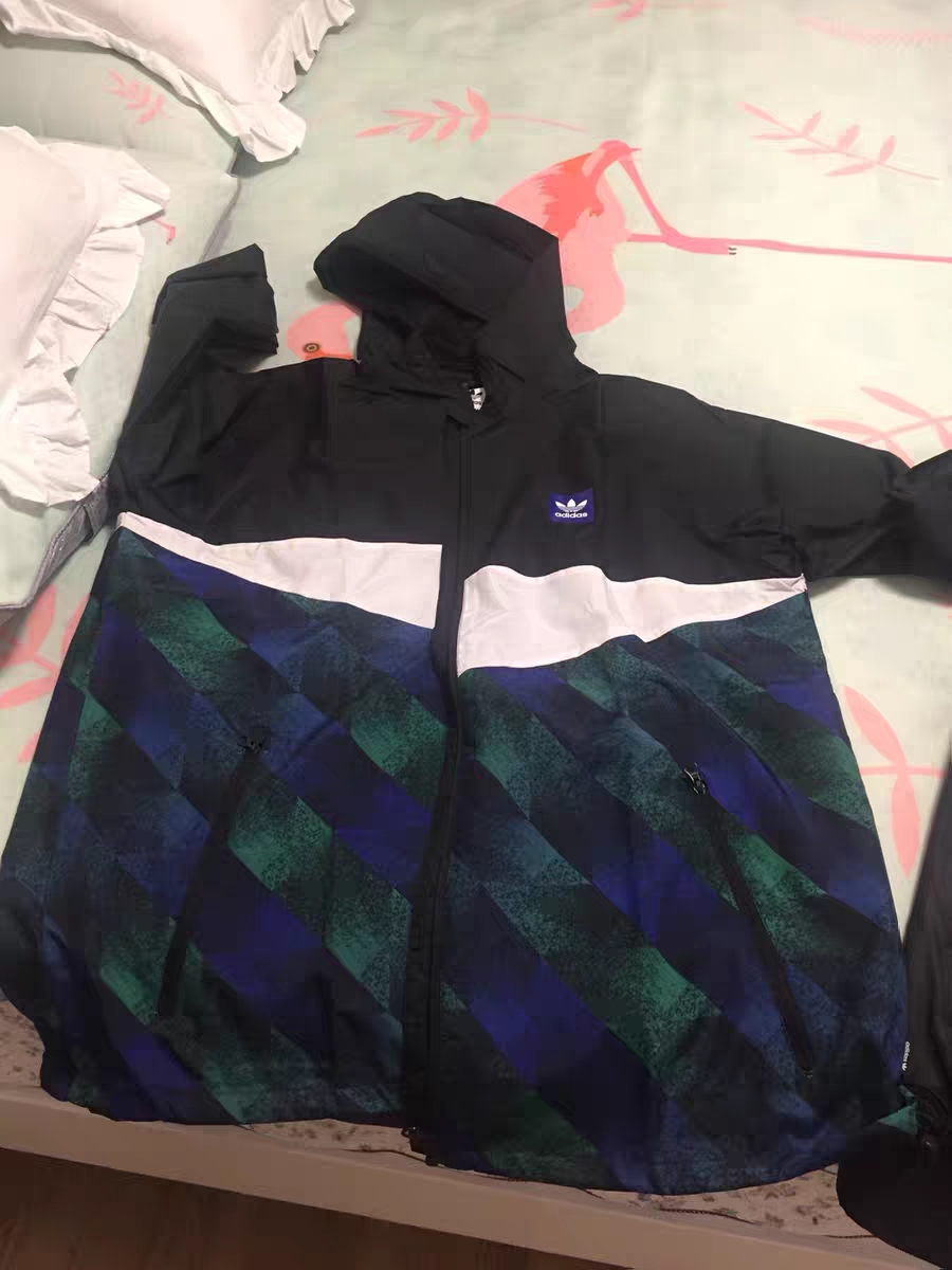 给孩子买的 ，衣服实物很好看 不愧是正品