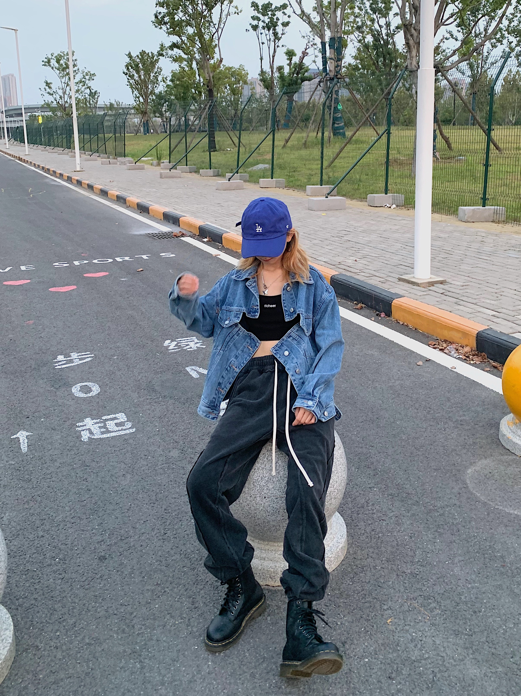束脚裤和马丁靴居然如此百搭