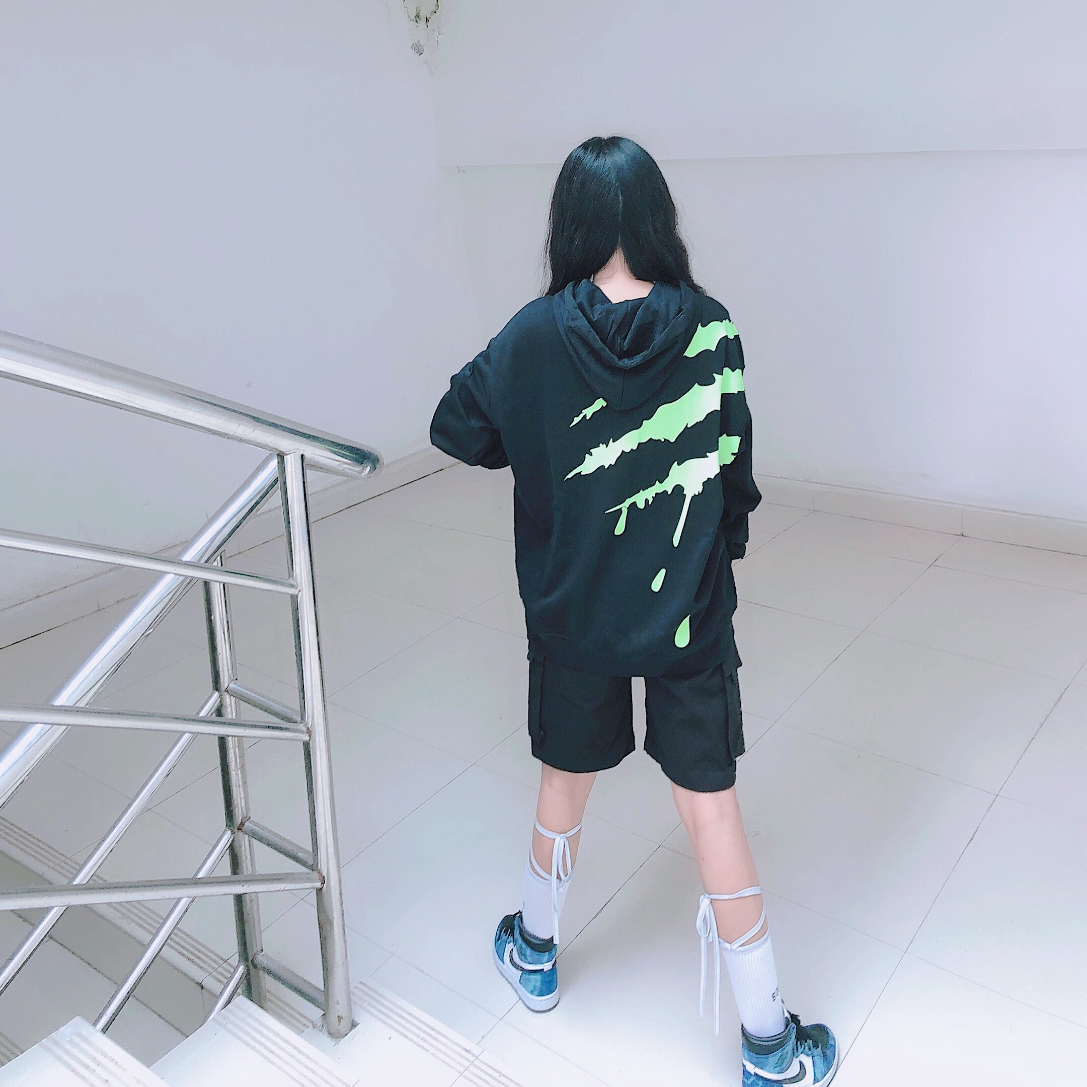 给大家表演一个酷女孩发得物圈🖤