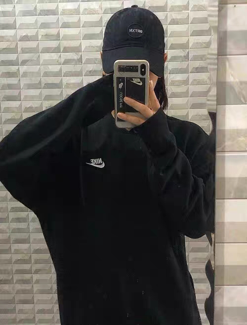 配个帽子穿显得特别酷