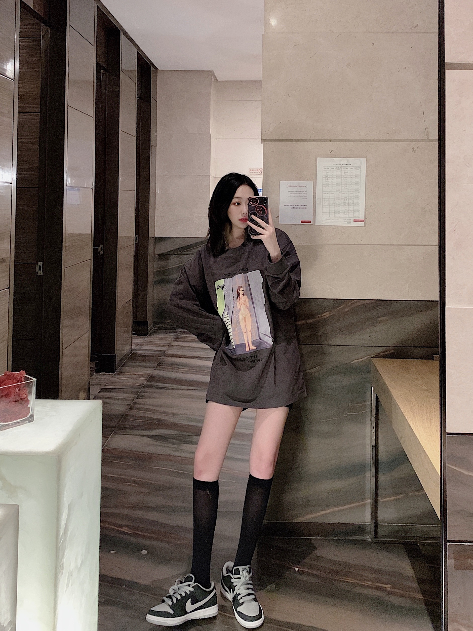 给大家表演一个 美女淋雨🚿
