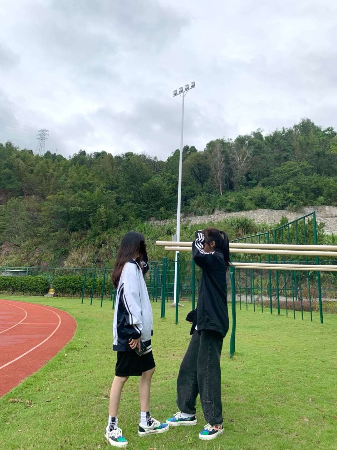 👔：阿迪达斯王嘉尔同款
👟：万斯爱护地球