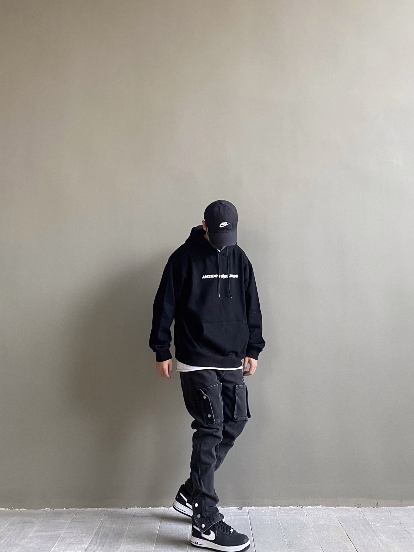 🧢：NIKE
👕：ANTIDOTE
👖：