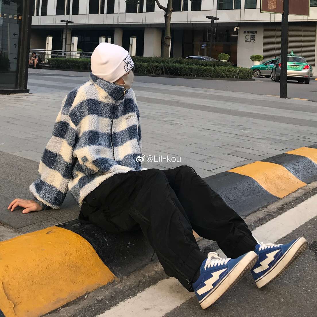 穿上这件蓝白格子的羊羔绒太讨喜啦！