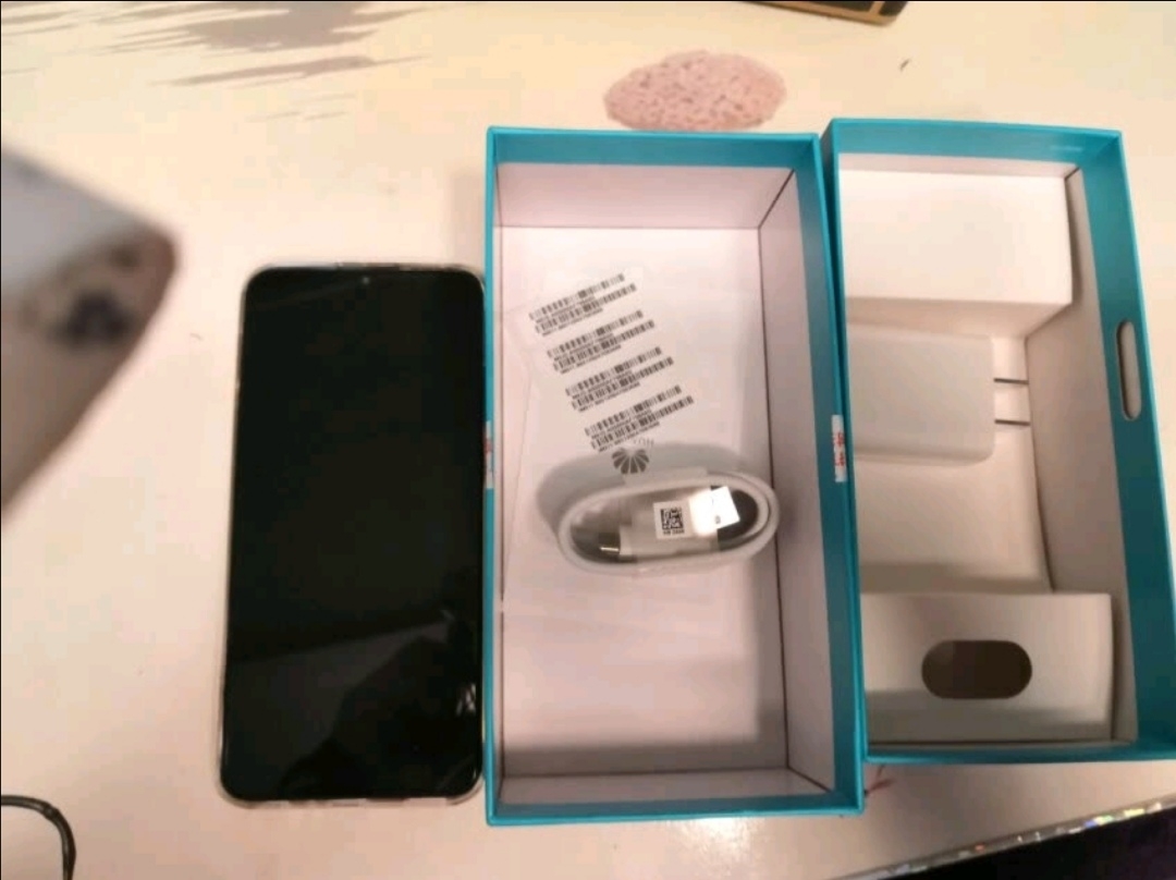 荣耀20i上手体验：年轻人的自拍神器！