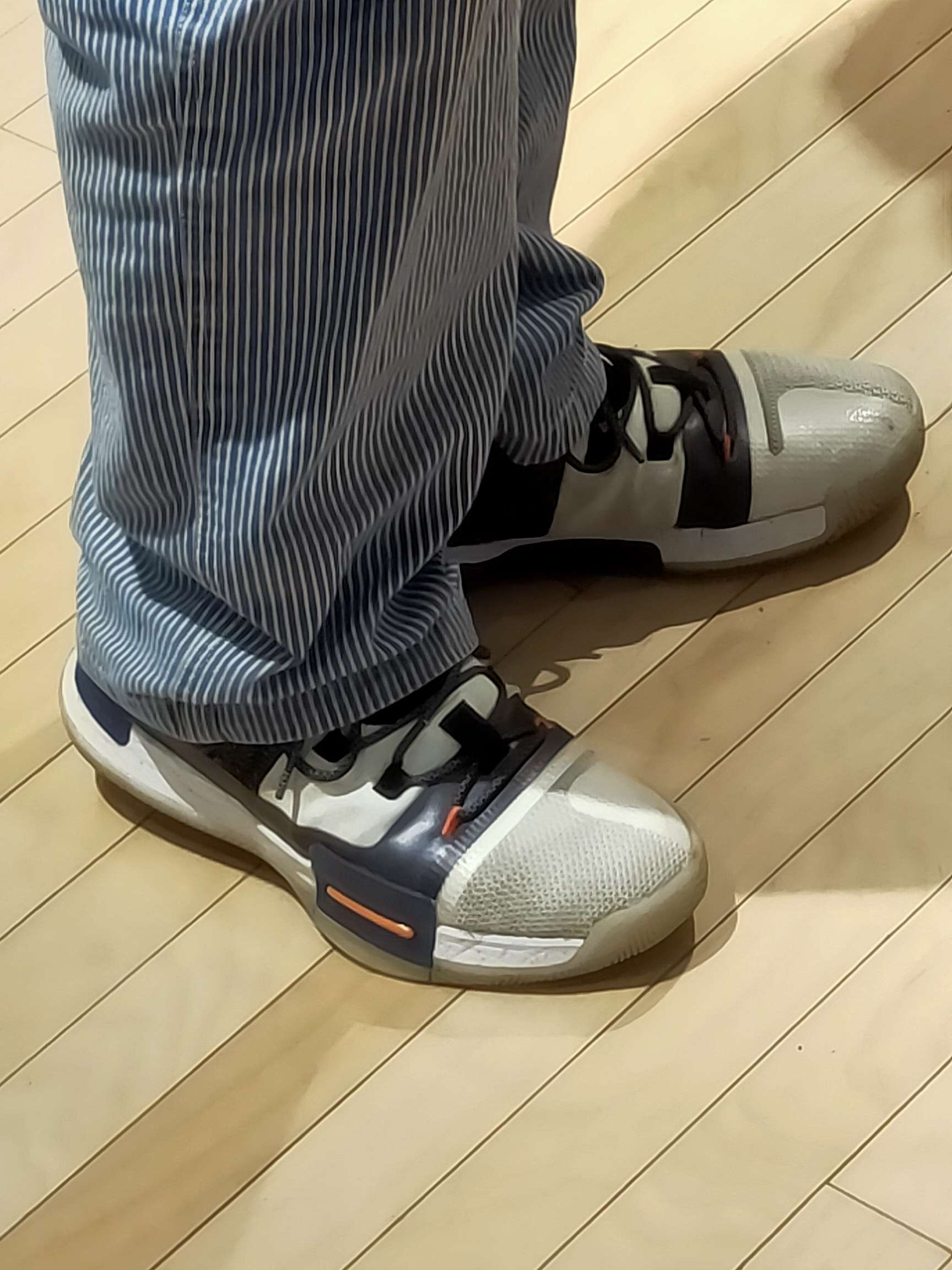 实物比网上的图片好看，建议买小一码，鞋子