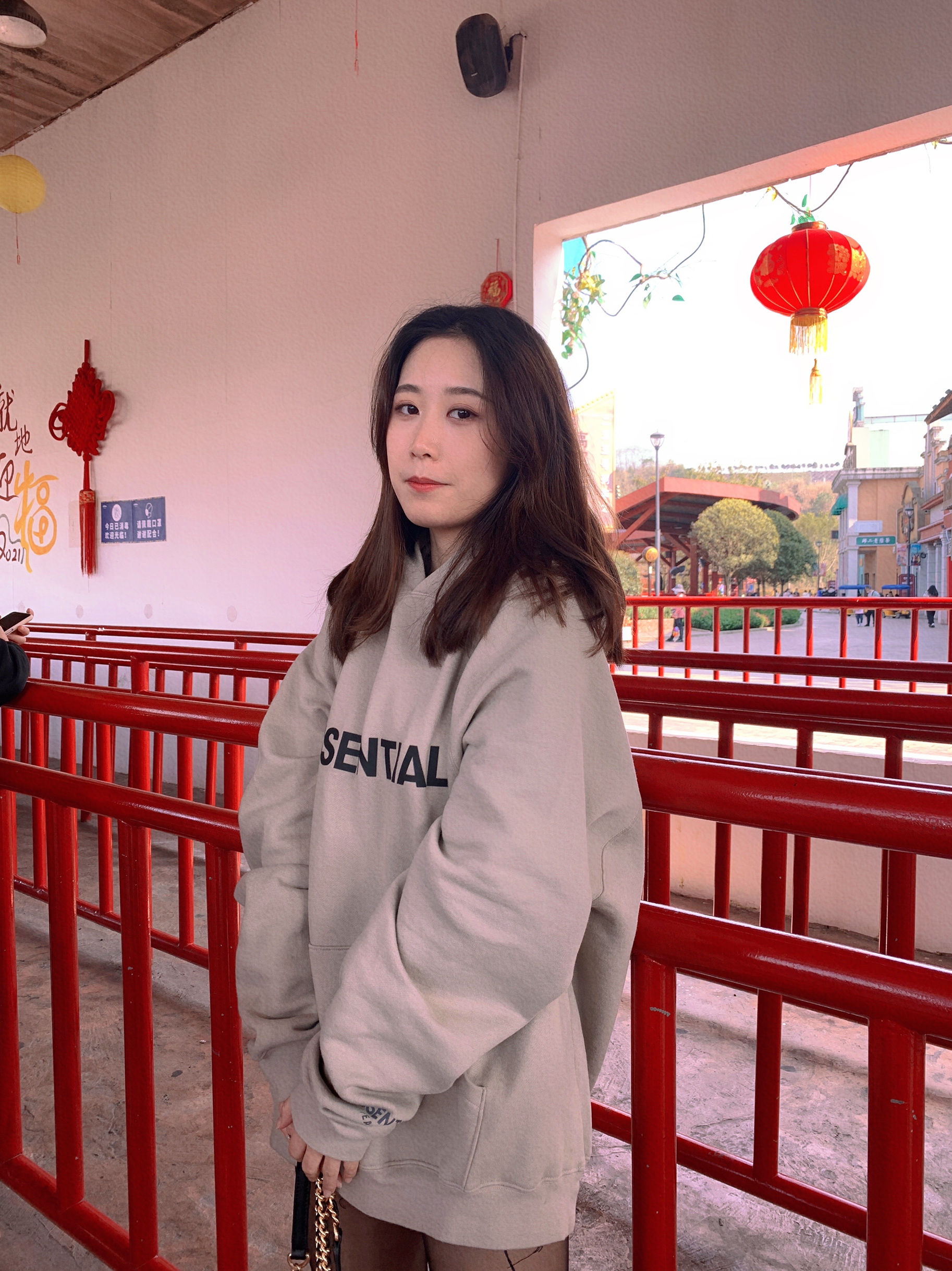 OOTD｜卫衣配黑丝绝了