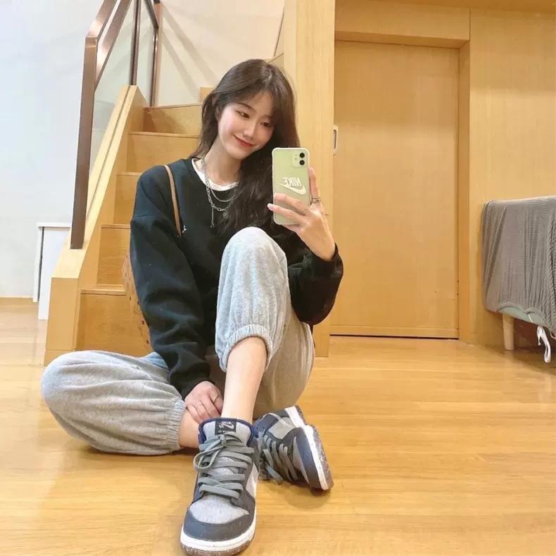 ➡️鞋子运用类似泼墨的设计，👟身以黑灰为