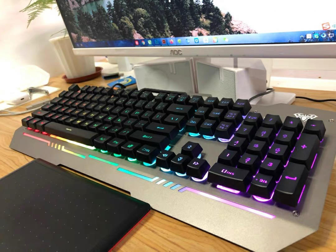 混光吃鸡电竞键盘，价格想不到的实惠！！