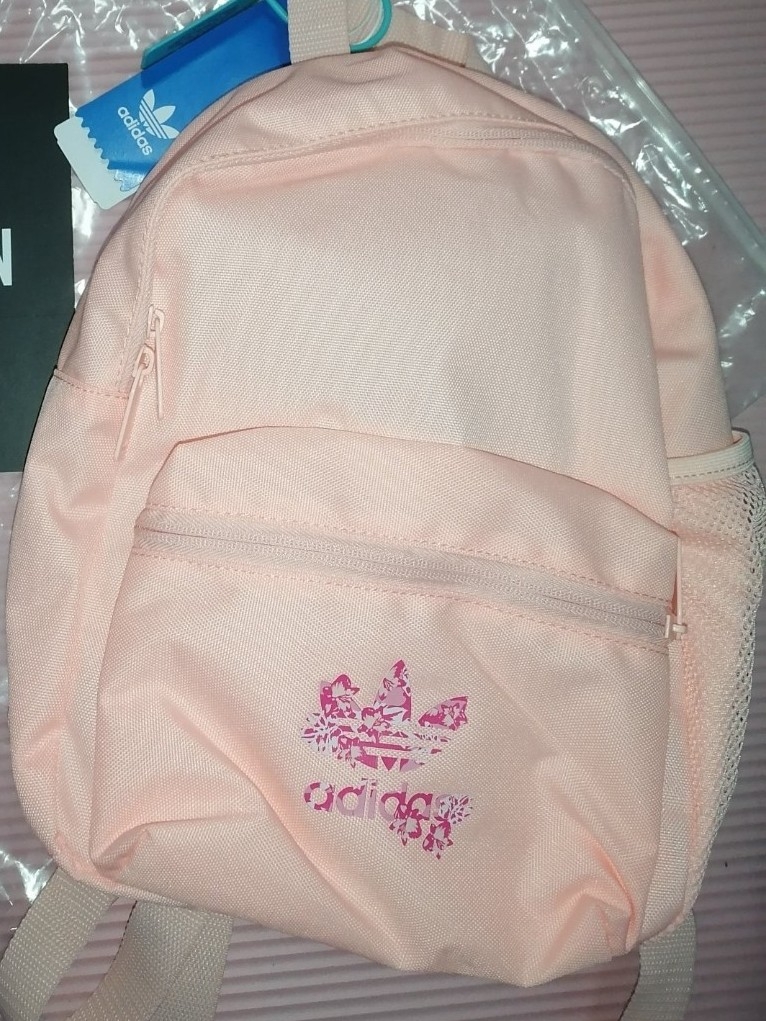 Adidas的双肩包特别可爱