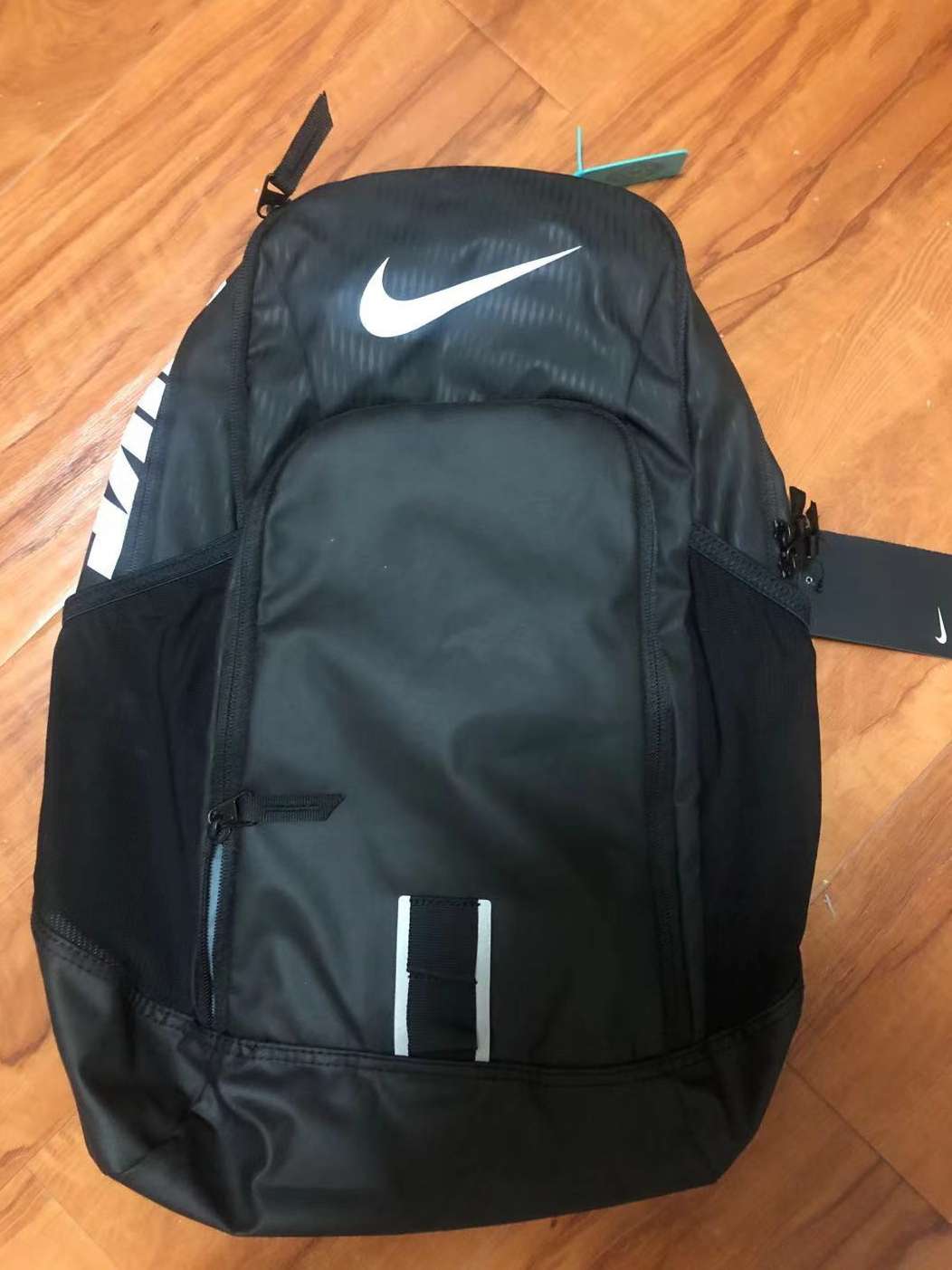 黑白永恒---Nike运动休闲背包推荐