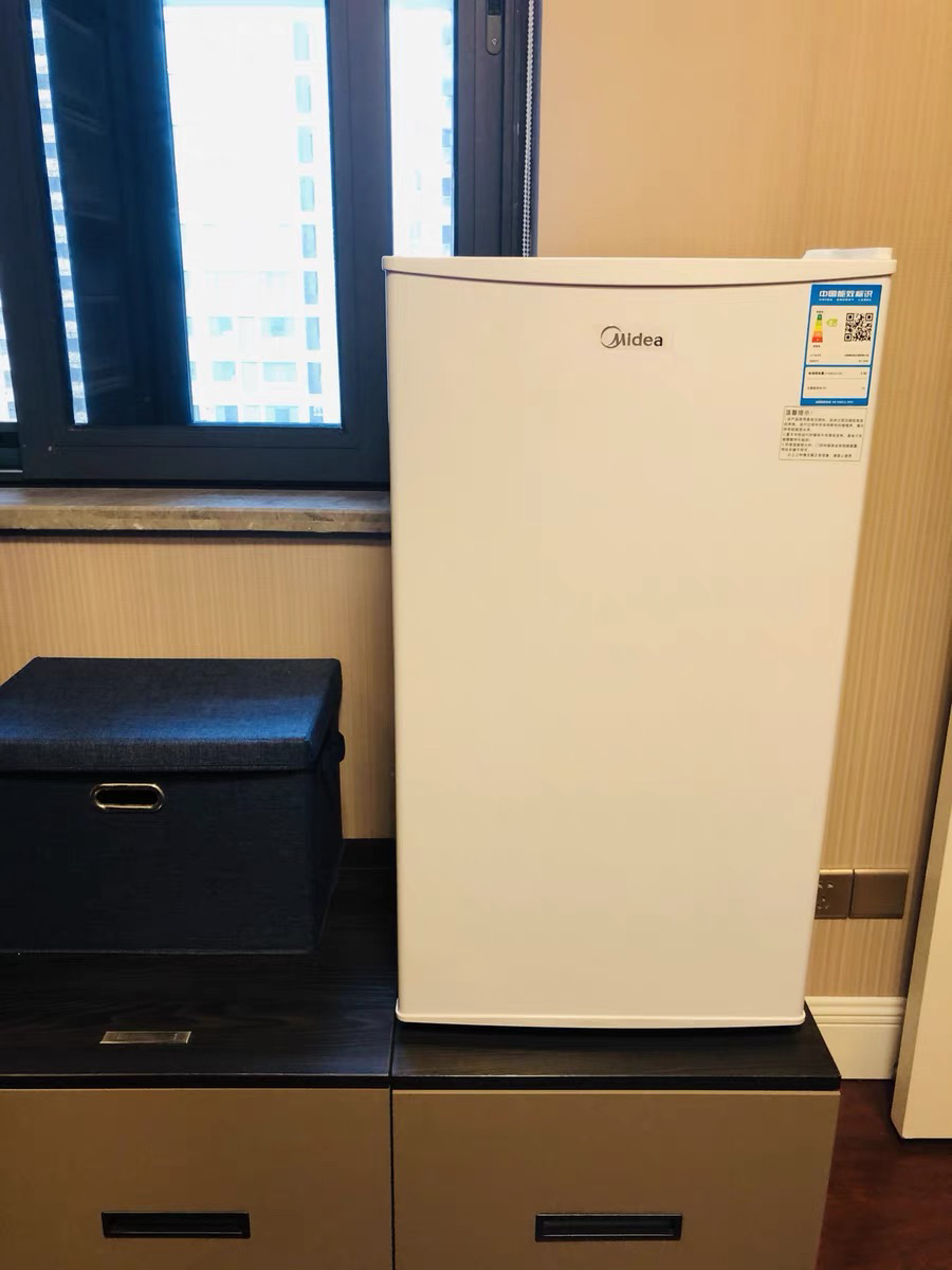 Midea/美的 单人用单门冷藏节能省电宿舍家用小型电冰箱 93L BC-93M测评