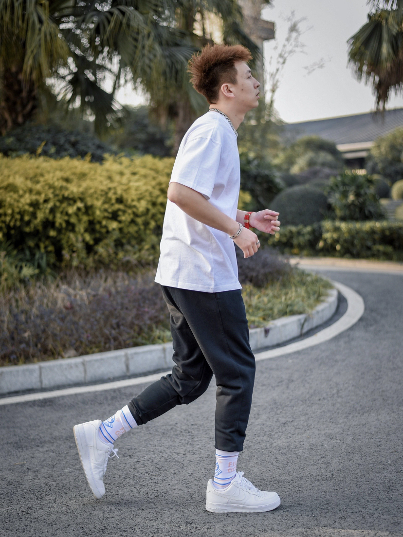 运动清新男搭｜Nike SPORTSWEAR小勾短袖T恤白色