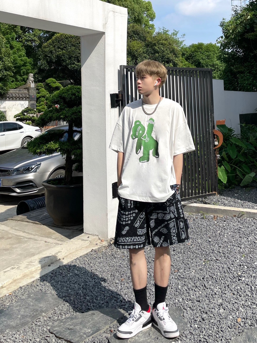 夏日怎么穿才出彩？经典印花短袖告诉你