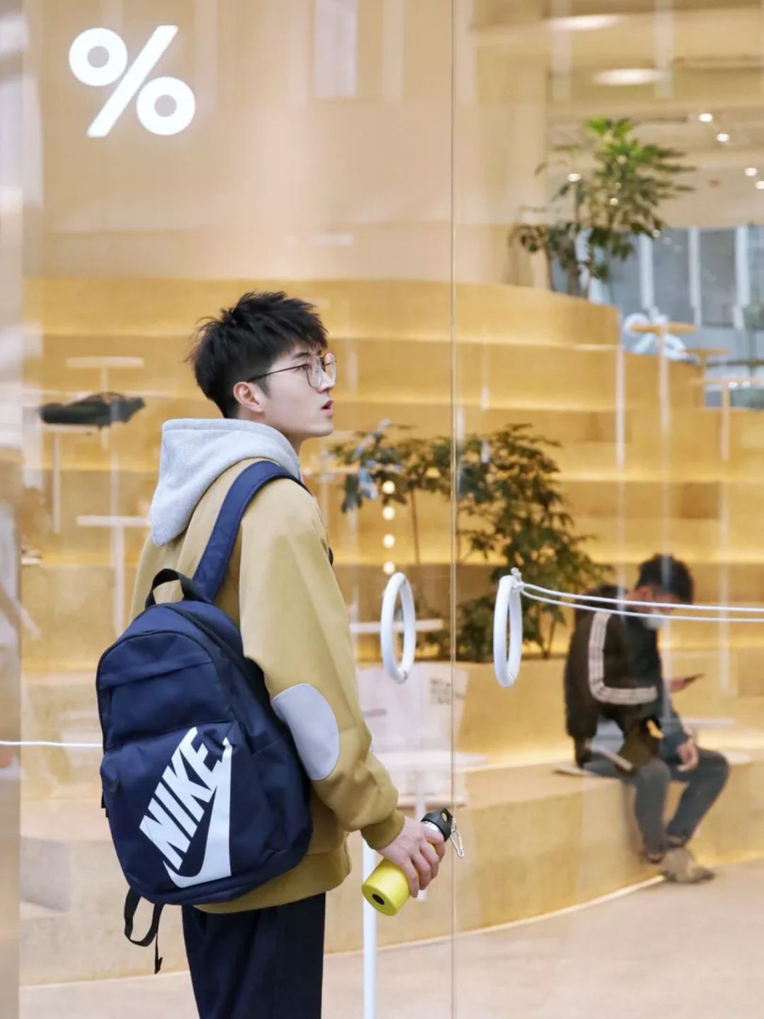 一款帅气又实用的包包来了，这款包包设计时