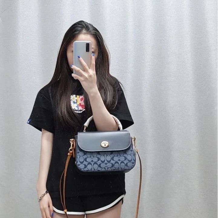 蓝色包包Coach来了