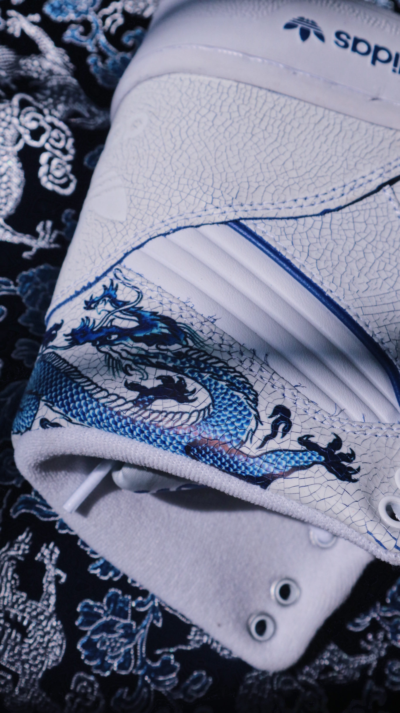🥏“买丝绸还瓷器”的adidas青花瓷