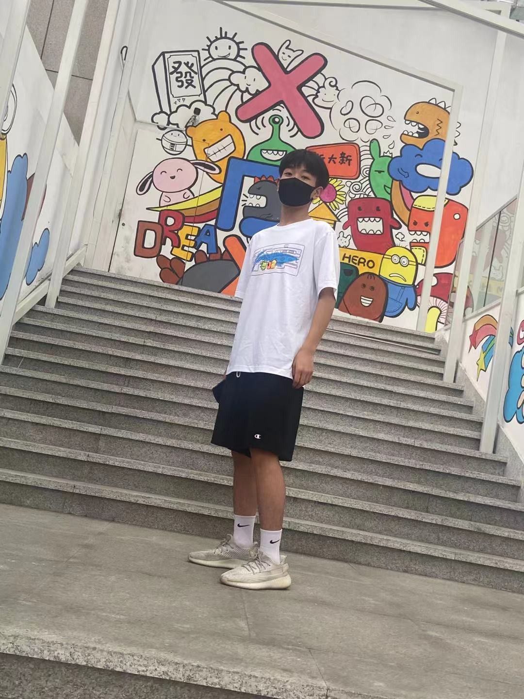 男生夏日运动休闲T恤 穿搭分享