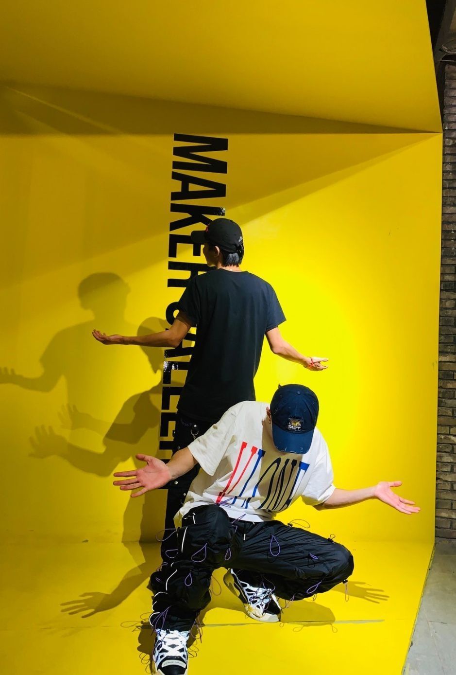 穿搭分享丨VLONE 独立日限定红蓝大V短袖T恤 