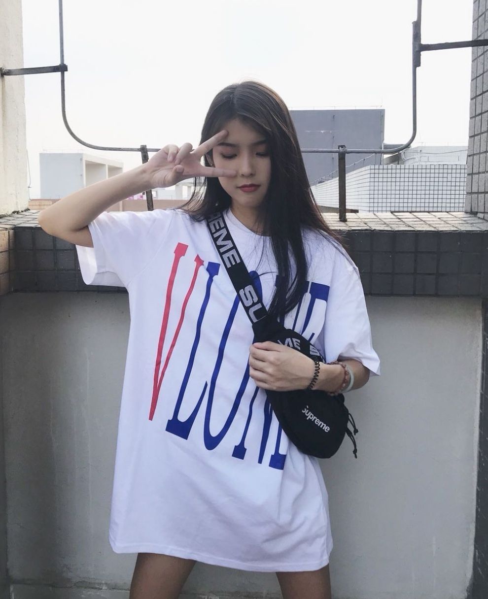 穿搭分享丨VLONE 独立日限定红蓝大V短袖T恤