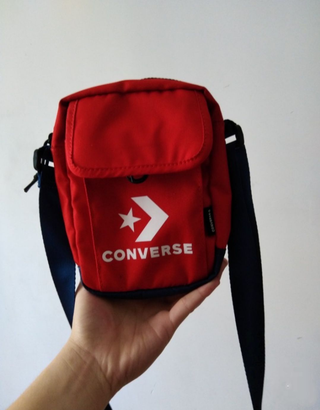 Converse 纯色休闲斜跨单肩包 