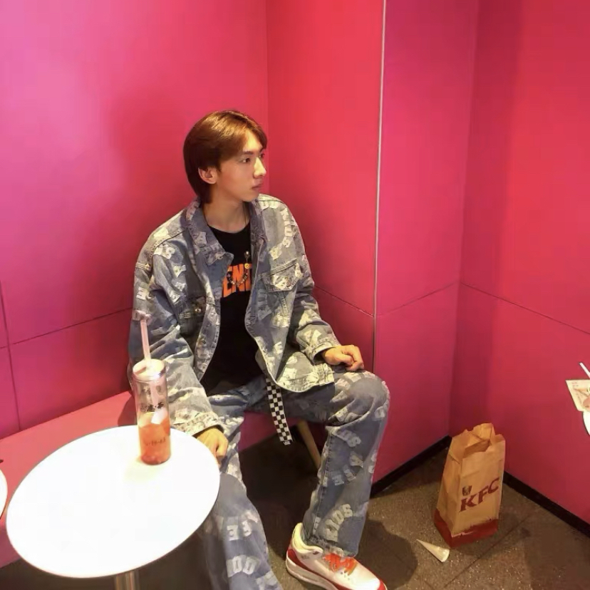 街头风男生穿搭｜JUMP NEXT 2021SS 街头复古洗水满印提花直筒牛仔长裤搭配分享