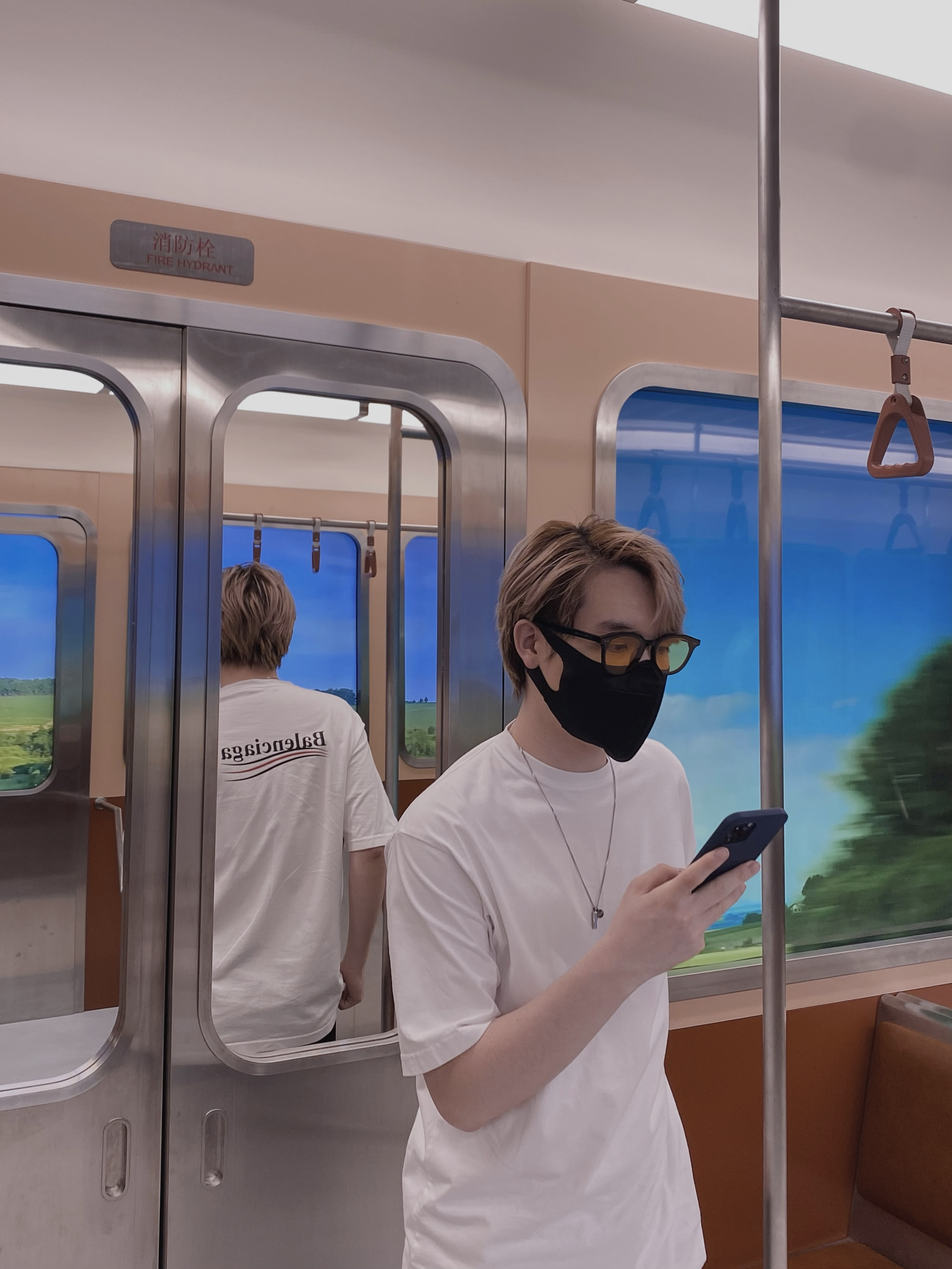 𝐎𝐎𝐓𝐃｜假装在地铁拍照📷
