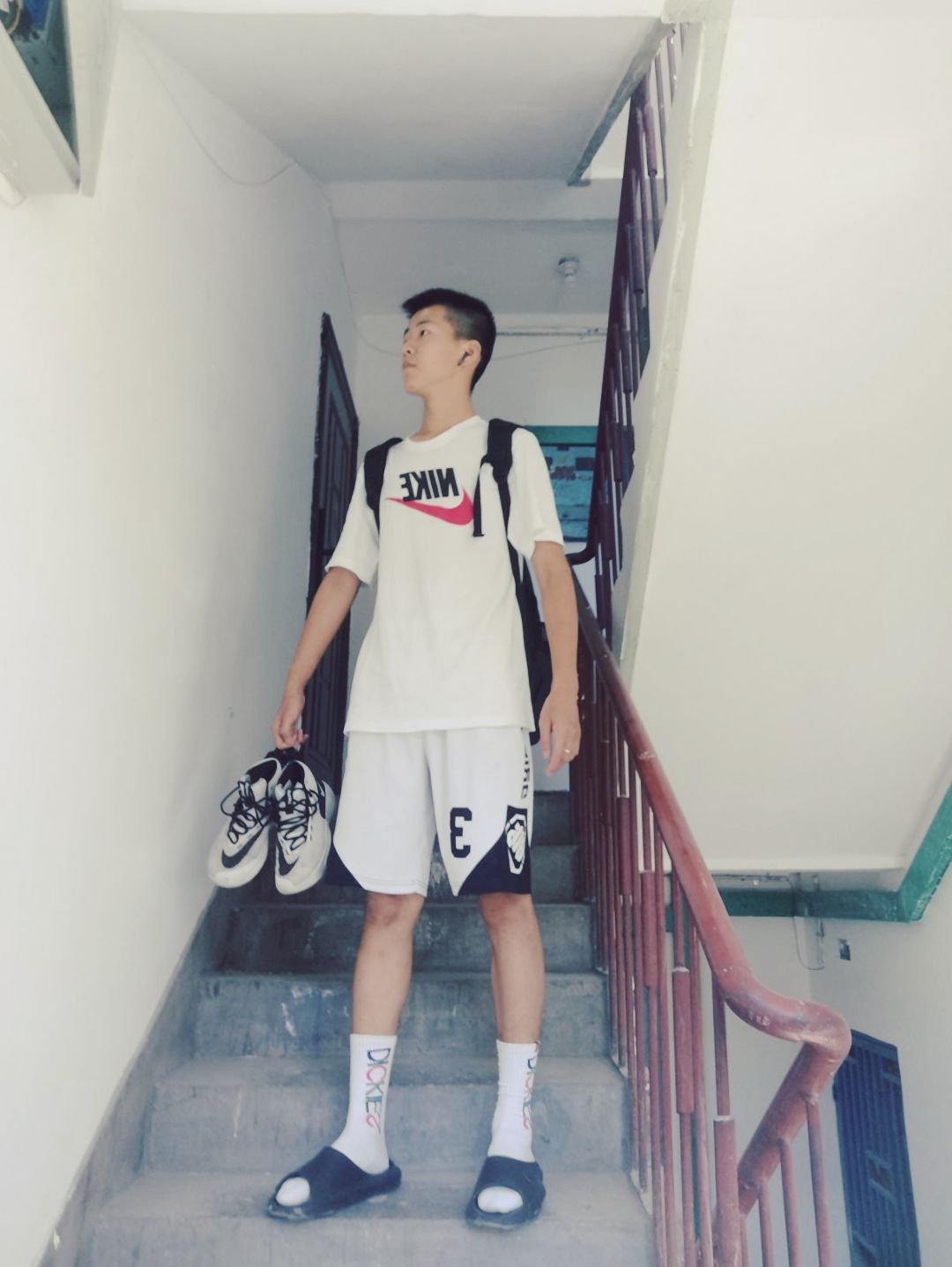 爱打球的男孩子。