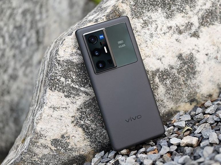 vivo X70 Pro+来啦!两种材质的碰撞:至黑玻璃+陶瓷云窗