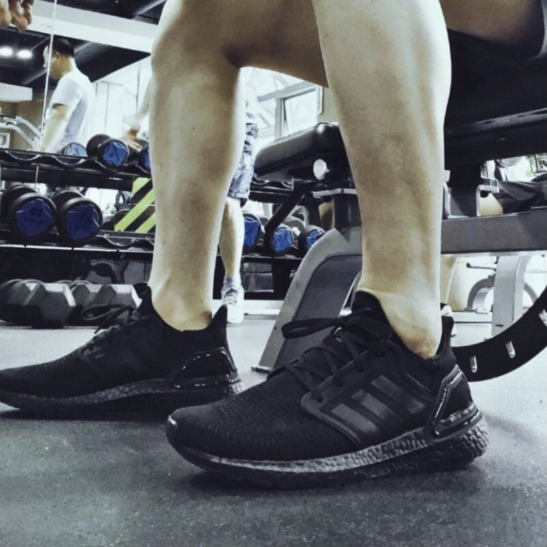 adidas Ultra Boost 2020 纯黑