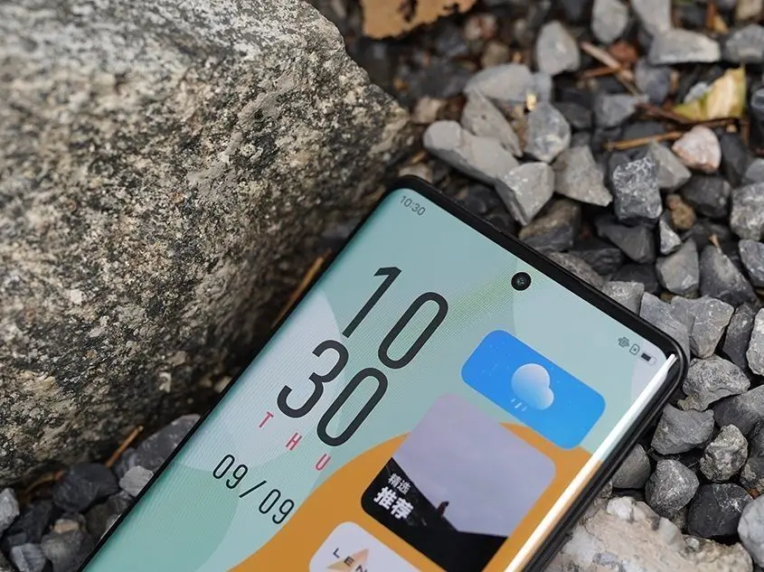 vivo X70 Pro+来啦!两种材质的碰撞:至黑玻璃+陶瓷云窗