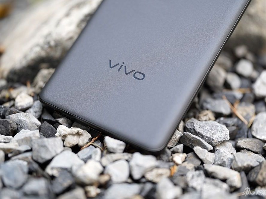 vivo X70 Pro+来啦!两种材质的碰撞:至黑玻璃+陶瓷云窗