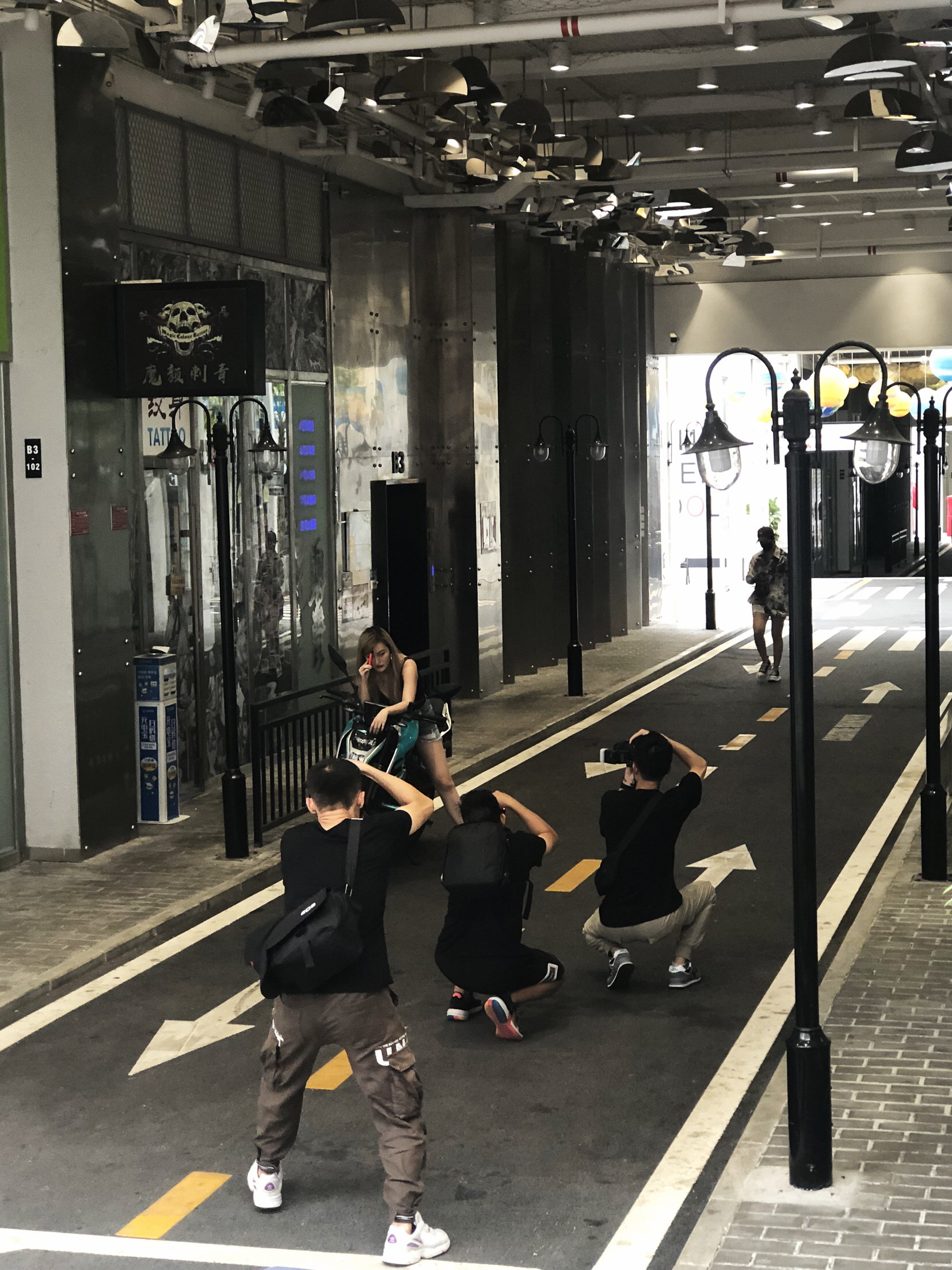 三个摄影师一部戏，模特小姐姐都吓跑了，宝安免费街拍，需要的来！