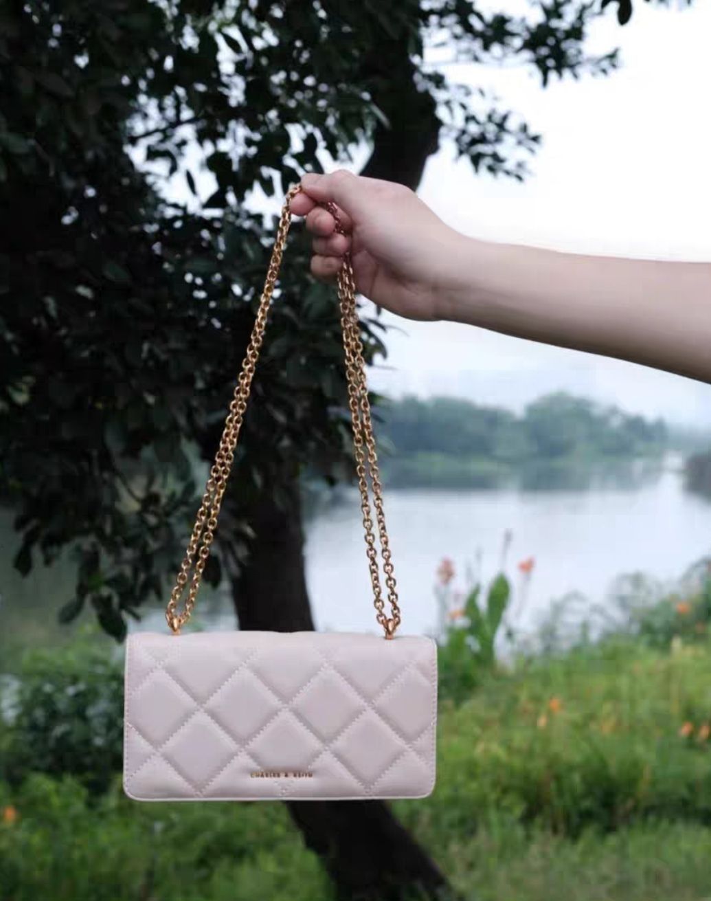 种草这款奶呼呼的CHARLES＆KEITH 女士油画菱格链条包真香呀
