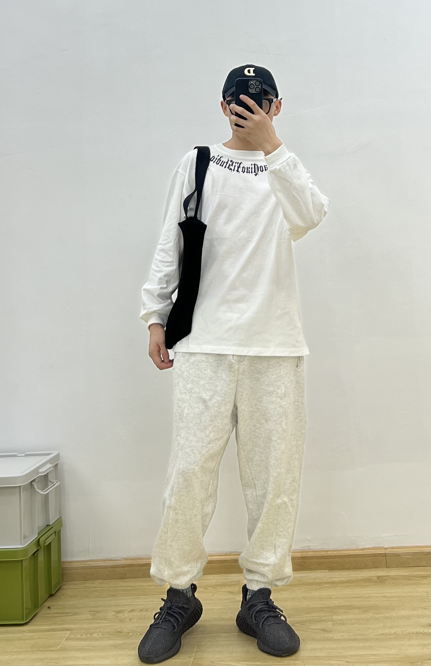 OOTD| 纯色T 上部哥特字母印花