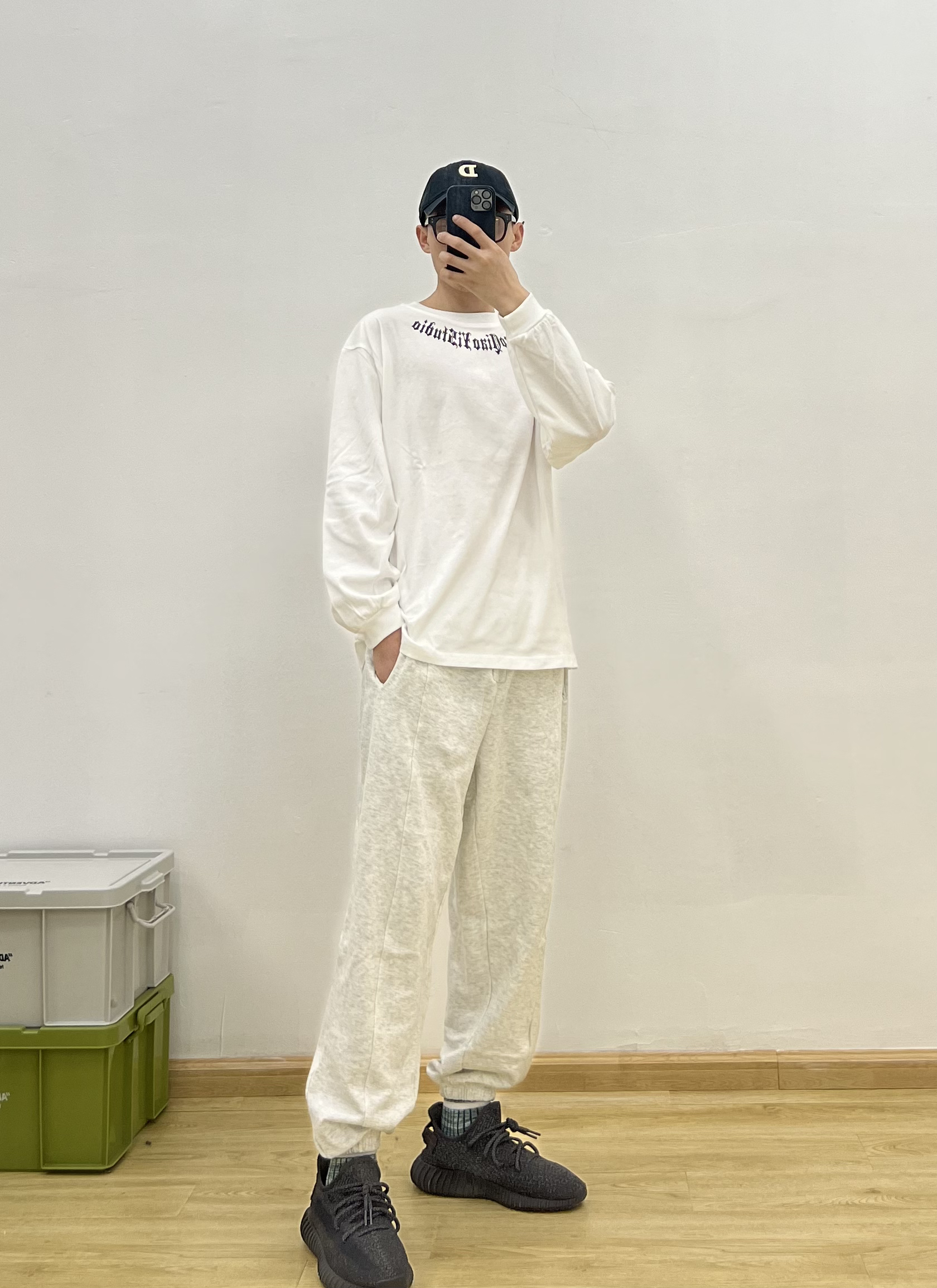 OOTD| 纯色T 上部哥特字母印花