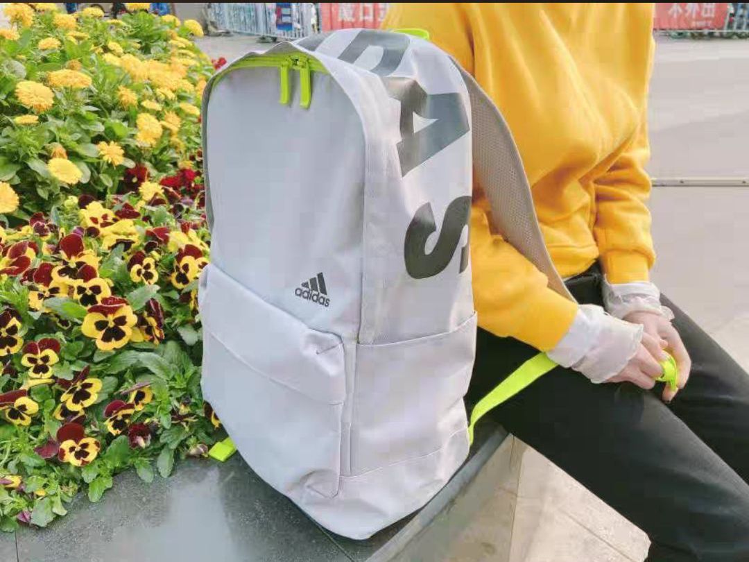 adidas CL GFX 男女训练运动双肩背包 FM6904
灰黄色真的很好看！