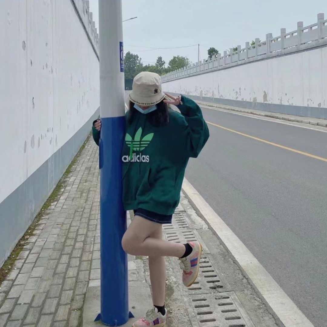 绿色卫衣穿搭分享