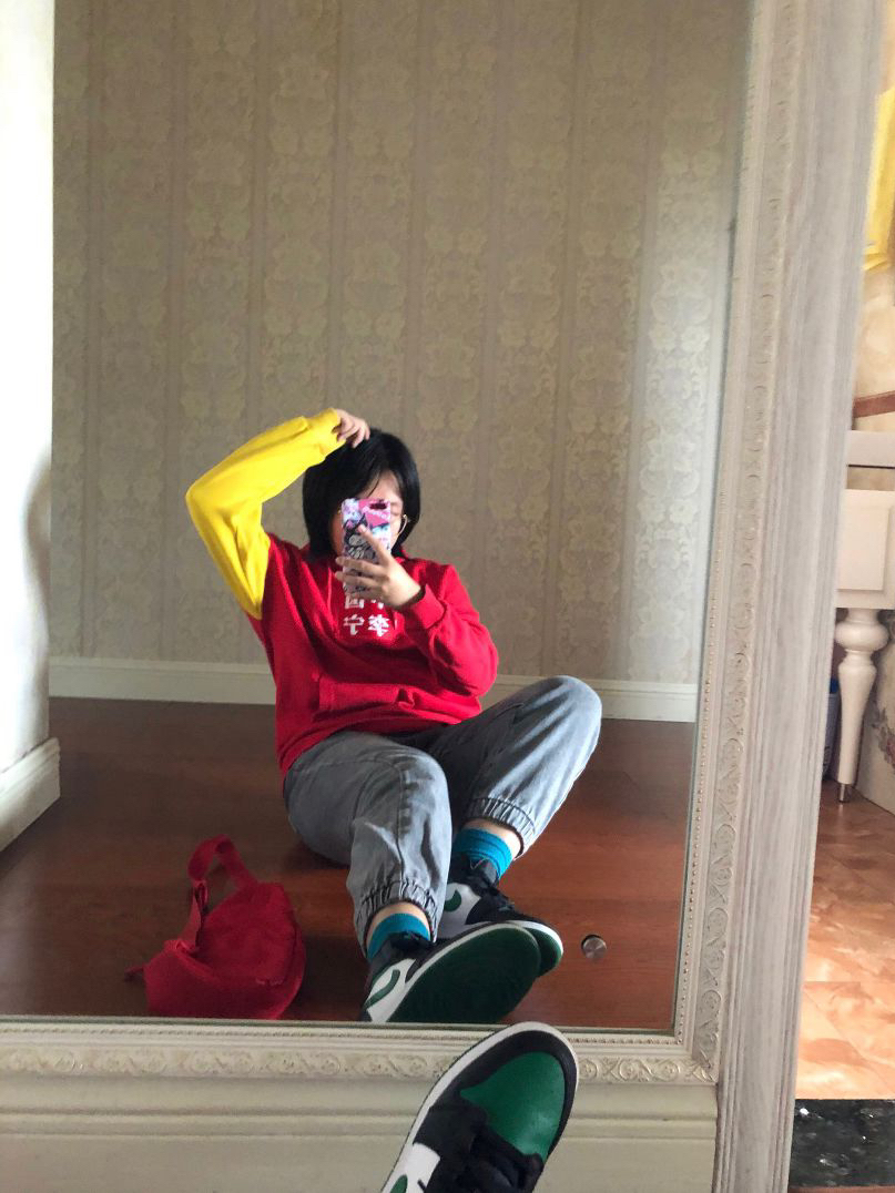 女生撞色穿搭｜中国李宁 纽约巴黎时装周刺绣套头连帽卫衣搭配分享