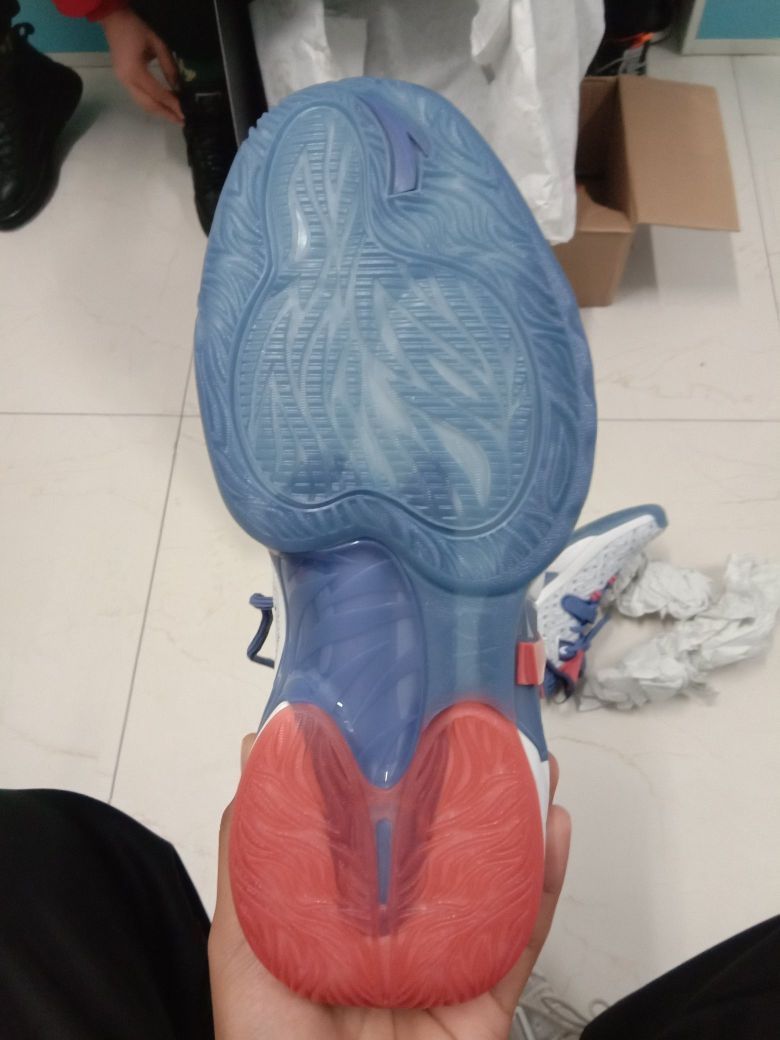 水晶大底，防滑耐磨都可以，后跟看脚型，我